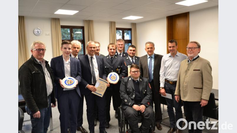 Der Inklusionspreis 2018 der Stiftung Lebenshilfe Landkreis Tirschenreuth geht an den Kreisjugendring Tirschenreuth. Vorsitzender Jürgen Preisinger (Vierter von links) nimmt ihn in Empfang. Über den Anerkennungspreis freut sich die Feuerwehr Bärnau mit ihrem zweiten Vorsitzenden Florian Schwägerl (Vierter von rechts). Bild: rti