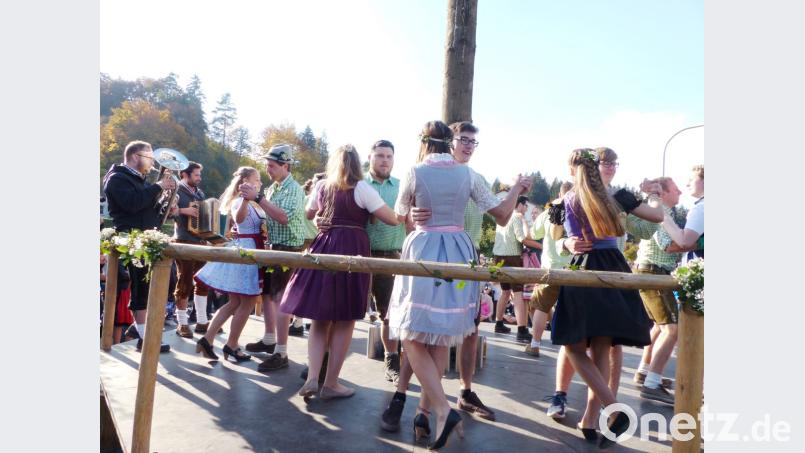 Bei der Kirwa in Pfaffenhofen strahlen die Kirwaleit mit der Sonne um die Wette. Bild: jp