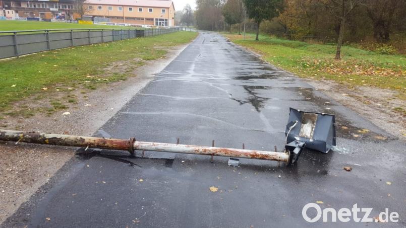 Der zerstörte Mast auf dem Gelände des SCE Bild: Oliver Eckert