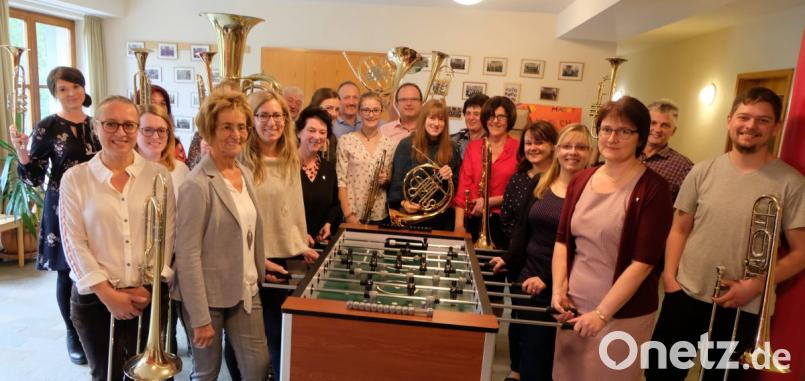 Frauenbund und Posaunenchor freuen sich über den Kicker im evangelischen Gemeindehaus. Bild: le