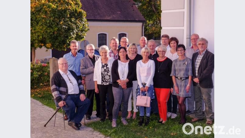 1972/73 wurden die Kinder der Gemeinden Teunz, Niedermurach und Gleiritsch gemeinsam in Teunz eingeschult. Zusammen mit den Lehrkräften von damals (vorne, von links) Peter Minsapost, Ernst Haberäcker und Rosina Krafczyk trafen sie sich 45 Jahre später im Heimatmuseum Oberviechtach. Bild: tkr