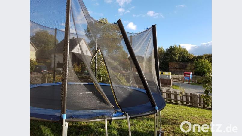 Bei dem Trampolin, dass durch „Fabienne“ verbogen wurde, handelt es sich den Bedingungen nach um ein Spielgerät, das zwar gegen Schäden durch Diebstahl versichert ist, nicht aber gegen Schäden durch Sturm, argumentiert ein Versicherer. Bild: Benedikt Grimm