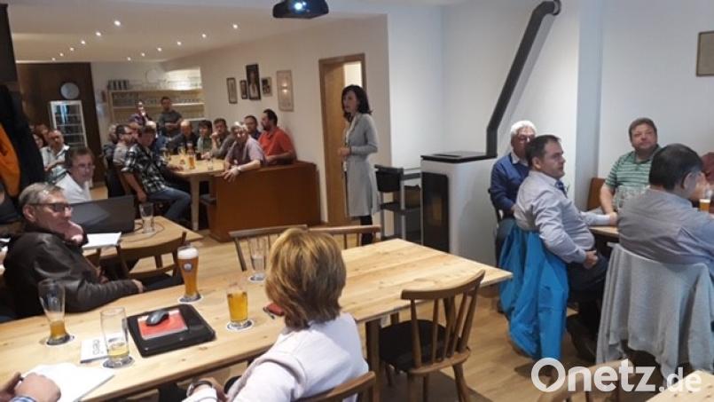 Die Schwander Bürger diskutieren, wie die neue Ortsdurchfahrt aussehen soll. Bild: exb