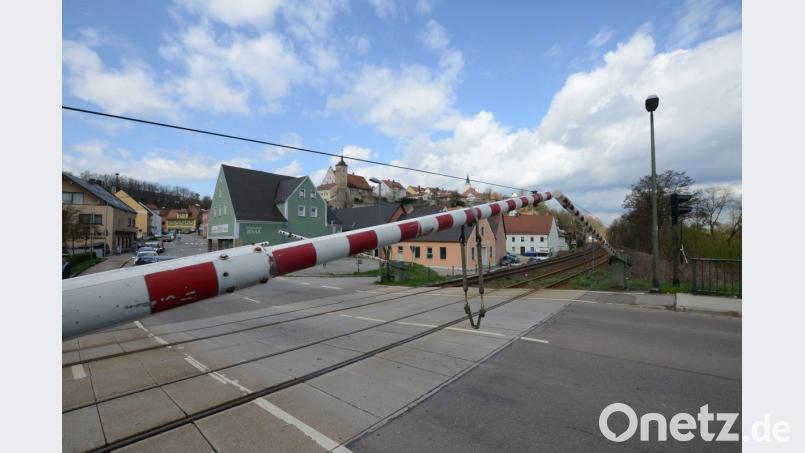 Schranke zu: Der Bahnübergang in Nabburg ist von Freitag, 26. Oktober, bis Mittwoch, 31. Oktober, wegen Erneuerungsarbeiten total gesperrt. Bild: Petra Hartl
