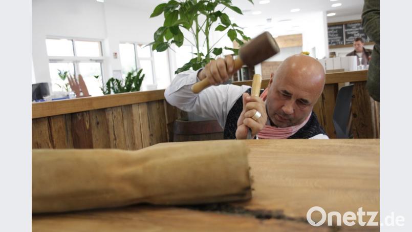 Künstler Willi Leo Hengge signierte eine Skulptur, die in der &quot;Kugelwirtschaft&quot; platziert ist. Bild: Christopher Dotzler