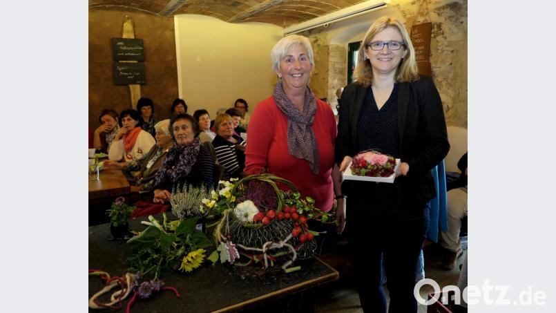 Gartenfachfrau Maria Breitschaft (links) bastelte bei den Landfrauen aus natürlichen Materialien herbstliche Dekorationen. Dafür bedankte sich stellvertretende Kreisbäuerin Manuela Pronath. (rechts). Bild: Hirsch