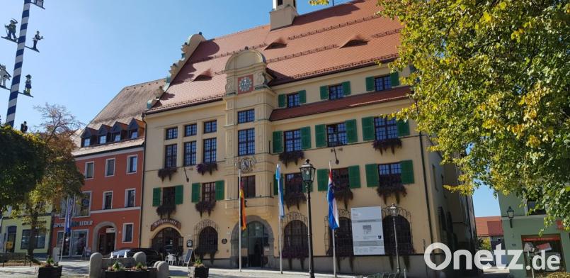 Neues Dach und neue Fenster hübschen das Rathaus nicht nur äußerlich auf sondern machen es auch energetisch fit. Bild: dob