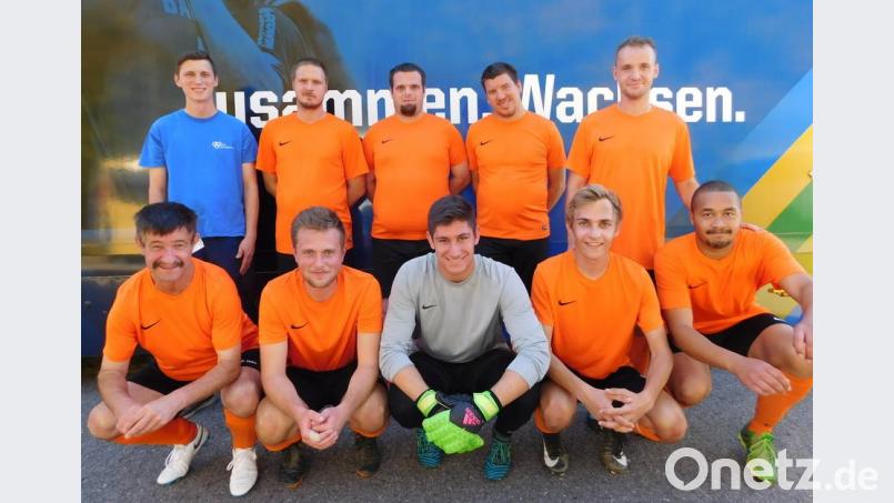 Sie sind neuer Baden-Württembergischer Meister und kommen aus Bayern: Adolf Mutzbauer, Lukas Woldrich, Julian Müssig, Felix Fritsch, Generro Shields (vorne, von links) sowie Trainer Thomas Malzer, Thomas Braun, Andy Rentsch, Alfons Thoma und Arber Zarbelli (hinten, von links). Bild: grm