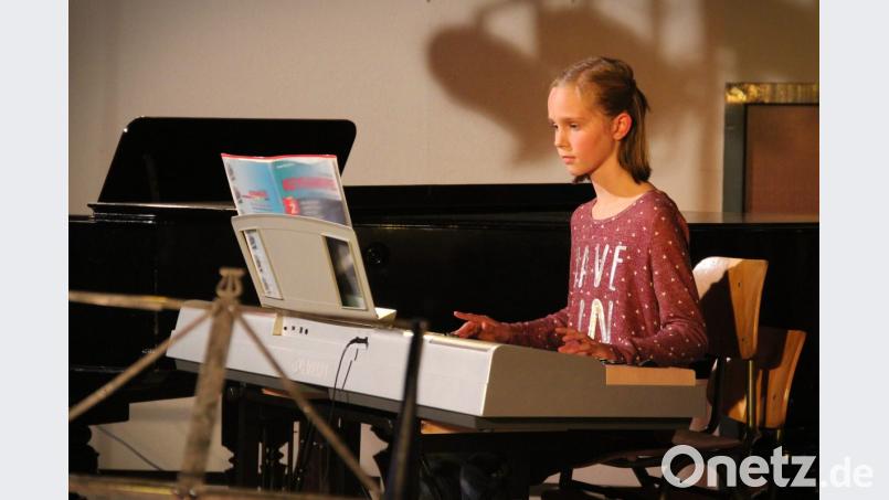 Volle Konzentration: Am Keyboard hat Stefanie Wolf „You are my Sunshine&quot; von Jimmie Davis einstudiert. Bild: hai