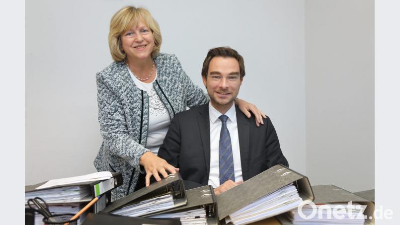 Keinen Staffelstab, sondern Aktenordner übergibt Petra Dettenhöfer an den neuen Landtagsabgeordneten Stephan Oetzinger. Bild: ms