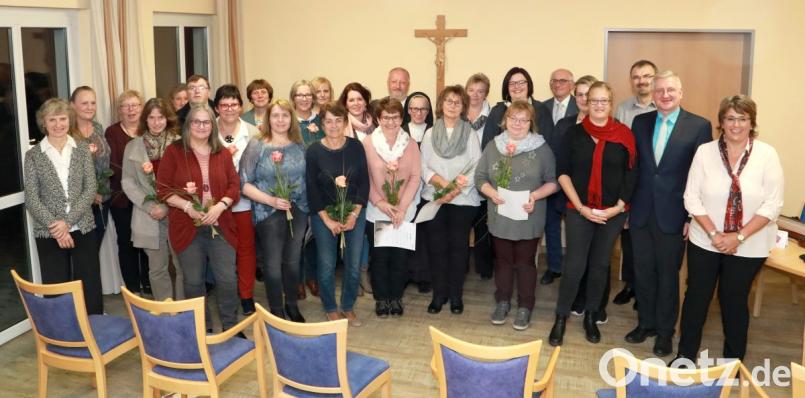 18 Hospizbegleiterinnen und ein Hospizbegleiter erhielten ihre Abschlusszertifikate. Mit auf dem Bild (von rechts) Koordinatorin Angelika Wegmann, 2. Bürgermeister Johannes Reger, Pfarrer Martin Besold, Heimleiterin Eveline Gerstl Seidl und Caritas-Kreisvorsitzender Franz Stiersdorfer (sechster von rechts) sowie Caritas-Geschäftsführer Jürgen Kundrat (zwölfter von rechts). Bild: njn