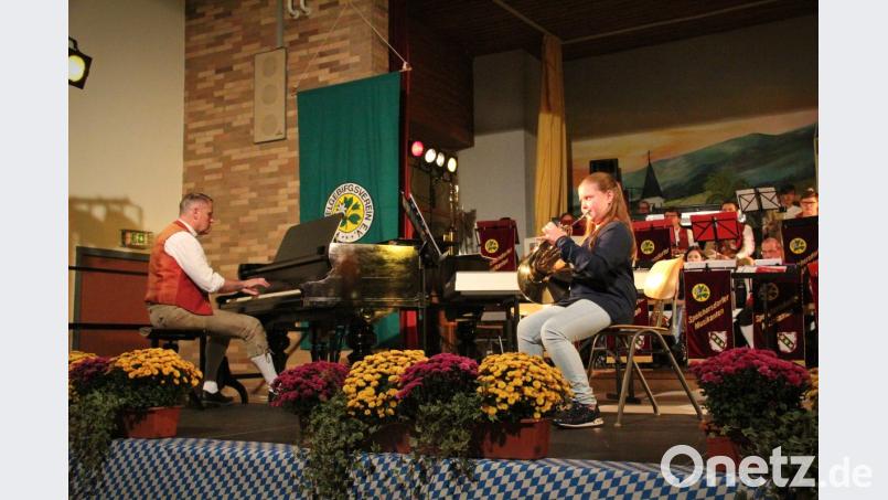Norbert Lodes am Klavier begleitet Sophia Reichl, die „Cäpt´n Brummbär“ auf dem Waldhorn spielt. Bild: hai