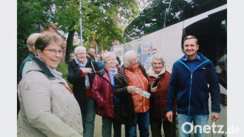Gute Stimmung bei der Sechstagesfahrt der Siedlergemeinschaft in die Lüneburger Heide. Mit auf dem Bild Busfahrer Andreas. Bild: njn