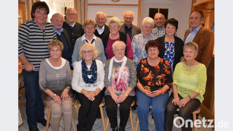Die ehemaligen Schüler des Jahrgangs 1942/1943 beim Klassentreffen beim "Kouh-Lenzen". Organisiert hatte das Treffen Hildegard Graßold (sitzend, Mitte), mit dabei war auch Alt-Bürgermeister Michael Hamann (Fünfter von links, stehend). Bild: jr