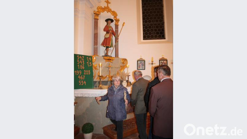 Nach der Eucharistiefeier holen sich die Gottesdienstbesucher die gesegneten Gaben Brot und Hafer am Wendelinaltar. Bild: lg