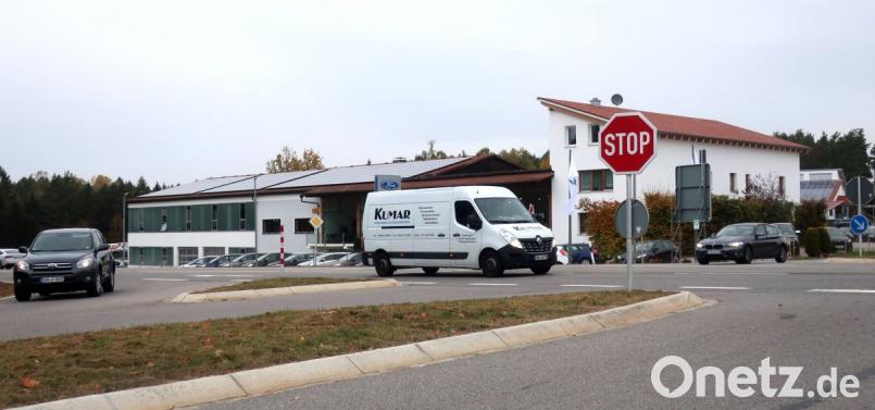 Wie lässt sich der Kreuzungsbereich bei Heselbach entschärfen? Diese Frage beschäftigt den Wackersdorfer Gemeinderat. Bild: Hirsch