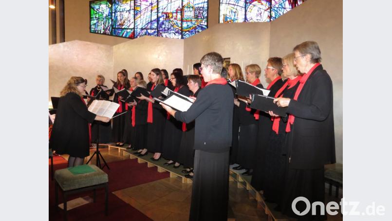 Immer wenn der „Kreuzer-Chor“ unter Leitung von Brigitte Kreuzer (vorne), wie hier in Fockenfeld, zum Konzert einlädt, freut das viele Zuhörer. Brigitte Kreuzer wendet sich jetzt an ihr Publikum mit der Bitte, einmal umgekehrt dem Chor mit einer Stimmabgabe im Netz eine Freude zu machen. Bild: ubb