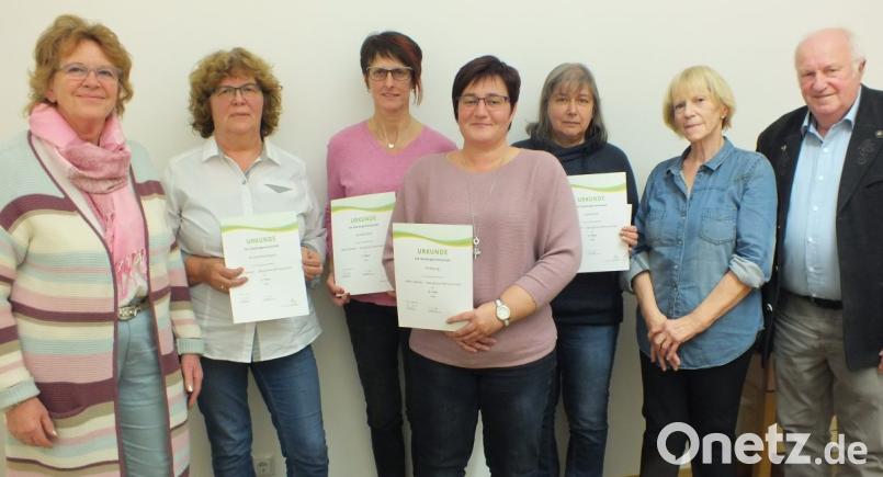 Platz eins ging an die Siedlergemeinschaft Kirchenthumbach. Im Bild die Repräsentanten der Siedlergemeinschaften, die die ersten Plätze belegt haben, zusammen mit Bezirksvorsitzendem Christian Benoist (rechts), Bezirksgartenfachberaterin Dorle Engels (Zweite von rechts) und Jurymitglied Inge Kellermann (links). Bild: St. Zrenner