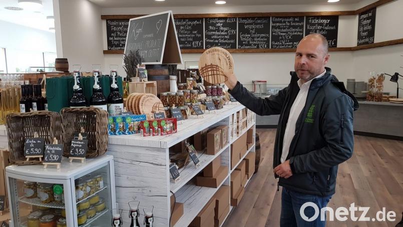 „InMotion Park“-Geschäftsführer Tom Zeller führte die Pressevertreter durch das Gastronomiegebäude. Bild: Christopher Dotzler