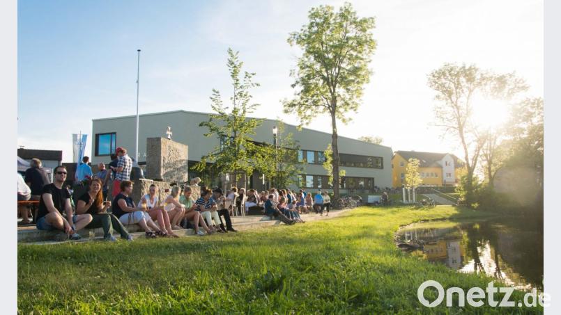 So anziehend wie beim Kriegerdenkmal soll auch der hinten anschließende nächste Uferabschnitt des Beckenweihers werden. Bild: ise