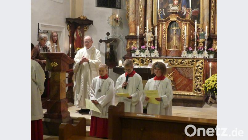Drei neuen „Minis“ nimmt Pater Andreas Hamberger feierlich in die Vorbacher Ministranten-Schar auf: Eva-Maria Biersack, Felix Groher und Johanna Seitz (von links). Bild: do