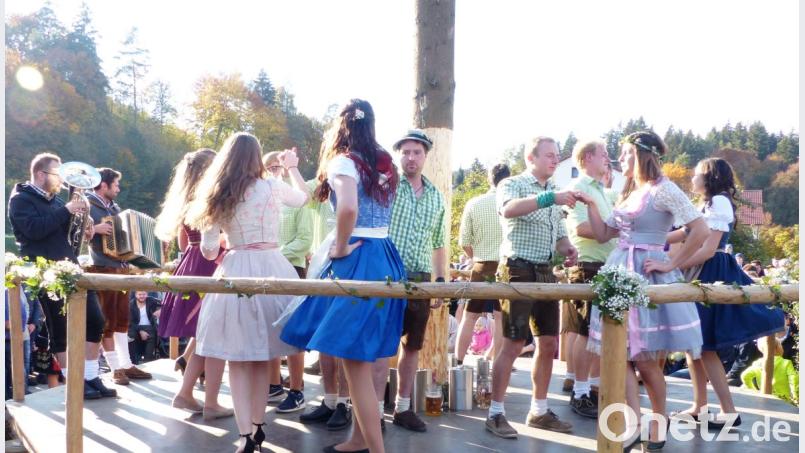 Bei der Kirwa in Pfaffenhofen strahlen die Kirwaleit mit der Sonne um die Wette und zeigen dem Publikum was sie so alles an Tänzen gelernt haben. Bild: jp