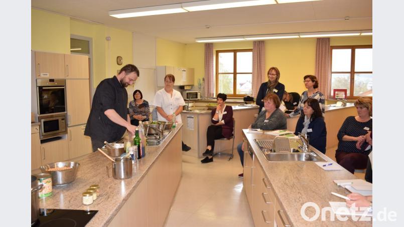 Bei der Zubereitung eines schmackhaften Bohneneintopfes ließ Stefan Bergmann, der Küchenchef im Kräuterbeck&quot;, die Fachfrauen in den Kochtopf blicken. Bild: bnr