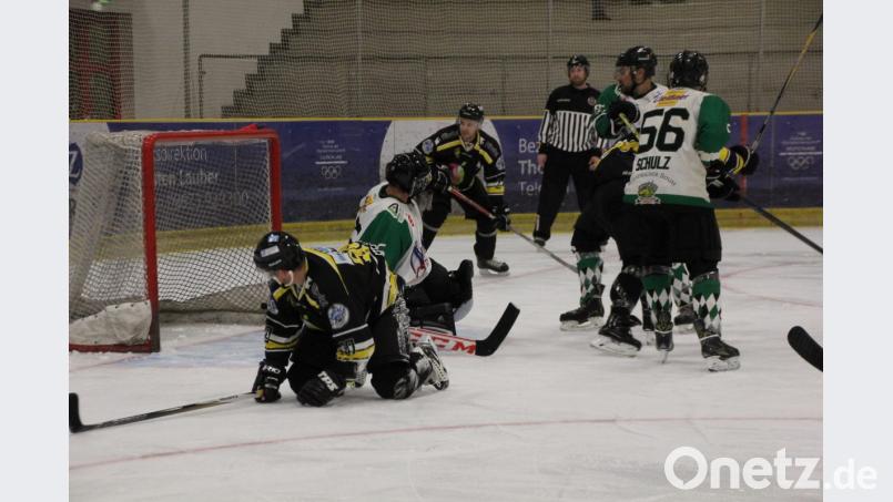 Der EHC Stiftland Mitterteich kämpft derzeit in der Bezirksliga Nord um Punkte. Am Freitag starteten die Dragons in die neue Saison 2018/2019. Bild: kro