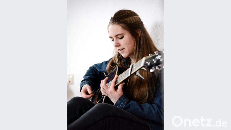 Mit der Gitarre und eigenen Songs startet Ronja Künkler in die Musikwelt. Bild: exb
