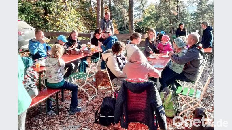 An der Gänskopfhütte legen die Wanderer eine Pause ein. Bild: hai