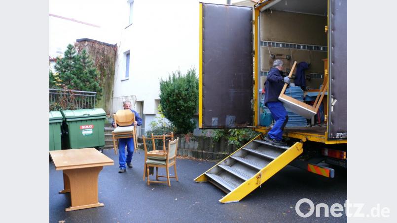Die Mitarbeiter der Umzugsfirma leisteten Schwerstarbeit bei der Aktion am Sparkassengebäude: Die Technik des Aufzugs versagte, weshalb die Möbel vom Sparkassensaal im zweiten Obergeschoss in den Innenhof an der Schwanengasse durchs Treppenhaus transportiert werden mussten. Bild: kgg