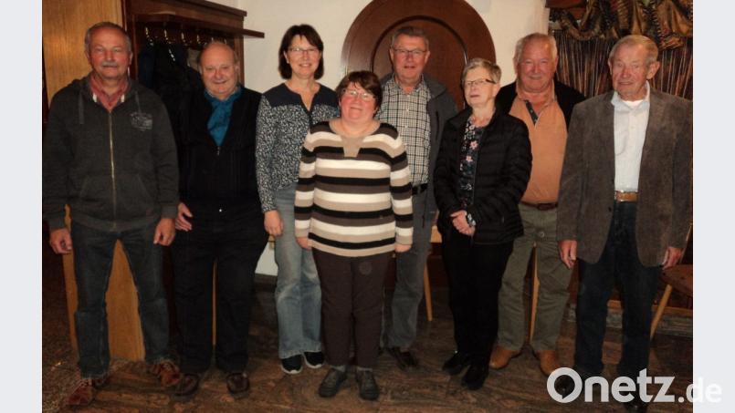 Günter Herrmann (rechts) trat als Vorsitzender des Versehrtensportvereins zurück. Sein Nachfolger ist Georg Riedlberger (Zweiter von links). Bild: ksi