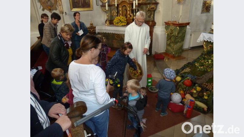 Pastoralreferent Alfred Kick versteht es, die Mädchen und Buben in den Gottesdienst einzubeziehen. Bild: exb