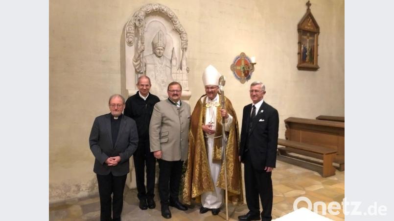 Prälat Dr. Josef Ammer, Stadtpfarrer Johann Hofmann, Bürgermeister Alfred Stier, Bischof Rudolf Voderholzer und Josef Rösch, Betreuer des Stadtarchivs, (von links) am Grabmal für Bischof Ignatius von Senestrey in der Schottenkirche St. Jakob Regensburg. Bild: exb