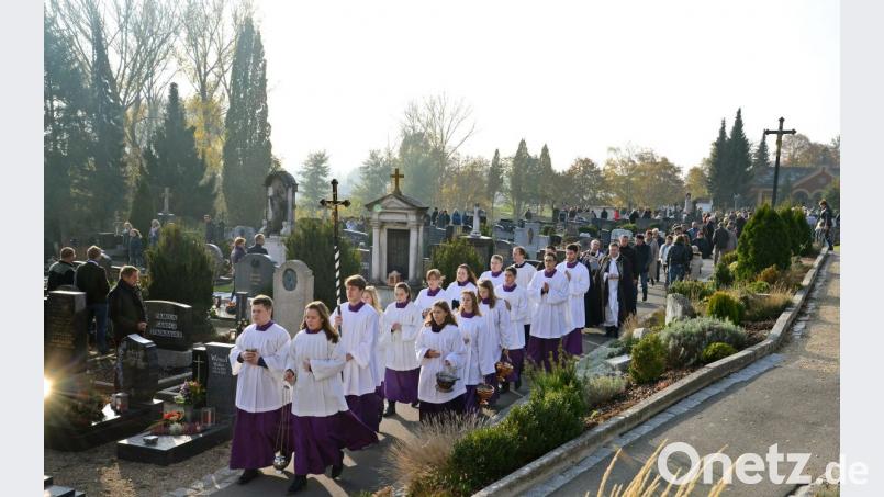 Der Gräbergang an Allerheiligen ist seit vielen Jahrhunderten Tradition. Bild: Petra Hartl