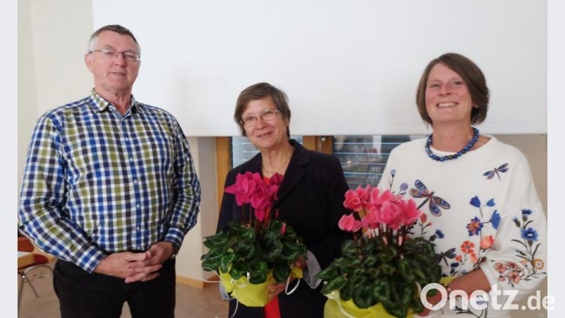 Der Vorsitzende des Seniorenkreises Stulln, Helmut Kramer (von links), bedankte sich bei den Referentinnen Dorothea Gebauer (Hospizbegleiterin) und Michaela Koller (Koordinatorin) mit einem Alpenveilchen für den Vortrag. Bild: ohr