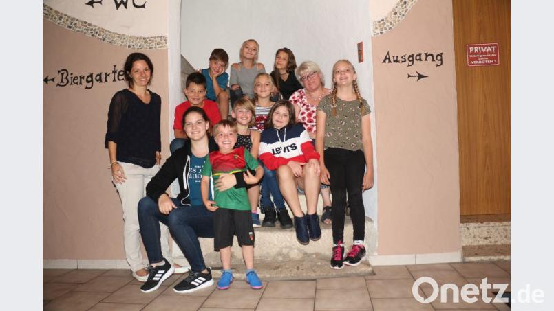 Christine Rupprecht, Initiatorin des Neustädter Kinderchores (rechts im Bild), verabschiedete sich von ihren Chorkindern.
Christine Pühl (links im Bild stehend) und Christiane Bayer (links sitzend) führen den Chor weiter. Bild: hwk