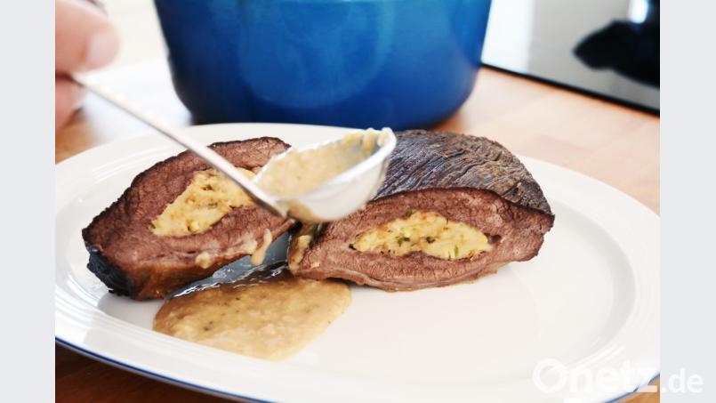 Die Kalbsbrust mit Semmelfüllung lässt sich sowohl warm servieren, als auch noch kalt und aufgeschnitten. Bild: Gabi Schönberger