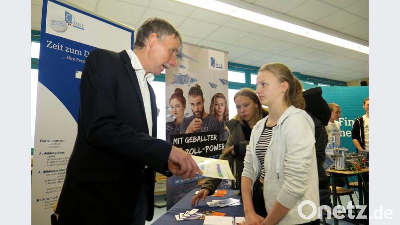 Die 14-jährige Melanie (rechts) will zum Zoll gehen. Zollamtmann Michael Lochner (llinks) erklärte ihr die Ausbildungs- und Aufstiegsmöglichkeiten. Bild: Hirsch