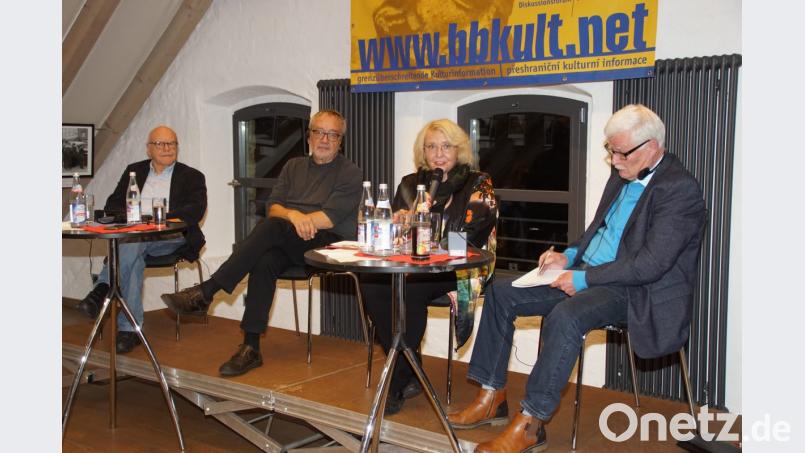 „Eine Generation, zwei Welten“: Bei einer Diskussion im Centrum Bavaria Bohemia in Schönsee unterhalten sich (von links:) Hans Eibauer, Zdenek Bartá, Lida Rakusanová und Wolfgang Houschka über die 1968er-Jahre. Bild: mmj