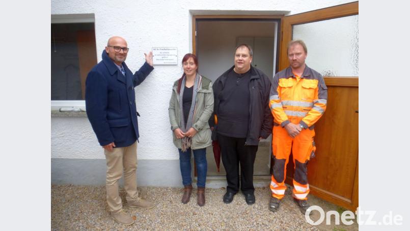 Bürgermeister Maximilian Beer und Bauhof-Vorarbeiter Anton Köppl (rechts) schilderten Pfarrer Markus Urban und Jennifer Wilhelm das Projekt im Friedhof. Bild: mad