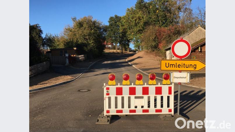 Die Kreisstraße ist asphaltiert. Jetzt werden noch Restarbeiten erledigt, bevor im November der Verkehr wieder fließen kann.. Bild: ihl