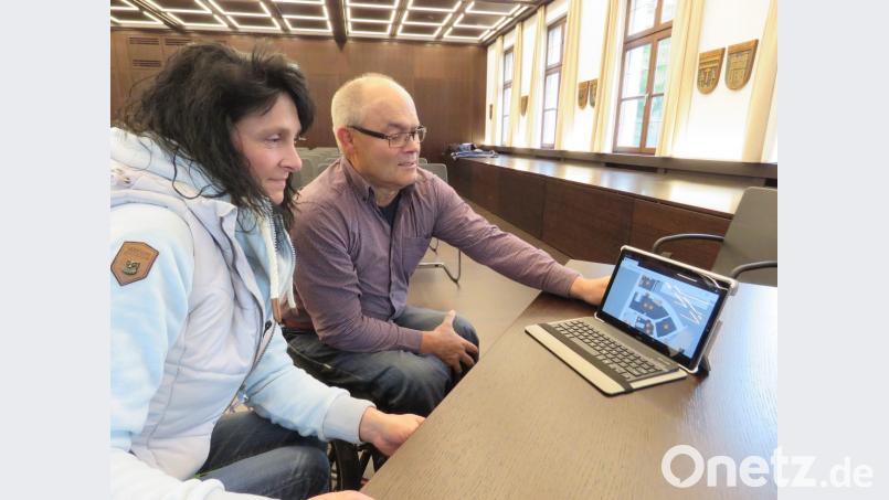 Gleich nach dem Startschuss testeten die ehrenamtlichen Wohnberate, Günter Raithel und Doris Scharnagl-Lindinger, auf dem bereitgestellten Laptop den virtuellen Rundgang. Bild: ubb