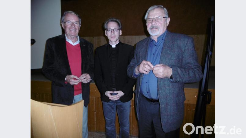 Konrad Huber (links) und Helmut Janner (rechts) freuen sich über die Bischof-Sailer-Ehrenmedaille, die ihnen Pfarrer Christian Schulz überreicht. Bild: mma