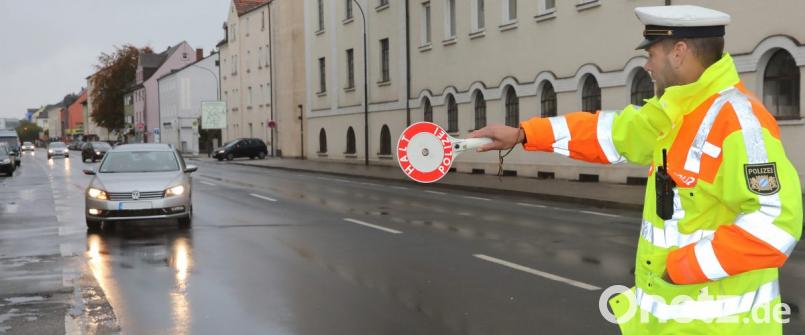 Die Polizisten zogen vor allem solche Autofahrer aus dem Verkehr, die von einem Kollegen bei der Benutzung des Handys gesehen wurden oder nicht angeschnallt waren. Bild: Wolfgang Steinbacher