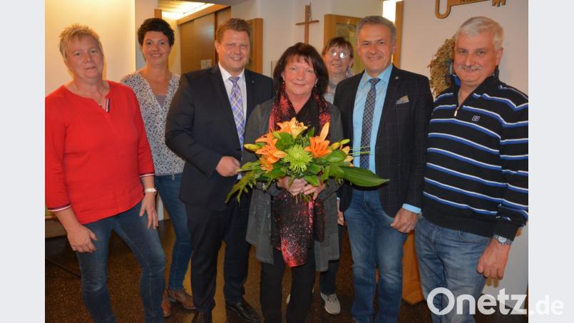 28 Jahre lang war Anneliese Stegert federführend für die Organisation des Wettbewerbs zuständig, wofür es einen großen Dank gab. Im Bild (von links) Marion Puchta, Brigitte Bassek, Gewerbefördervereins-Vorsitzender Stefan Grillmeier, Anneliese Stegert, Theresia Hecht, Bürgermeister Roland Grillmeier und Stadtgärtner Willi Kilian. Bild: jr