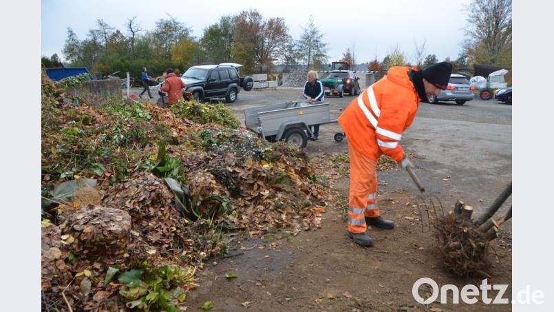 Martin Feselmeier wacht über die ordentliche Anlieferung von Grüngut auf dem städtischen Bauhof. Dank ihm gibt es keine Probleme mit der geforderten Grünguttrennung. Bild: dob