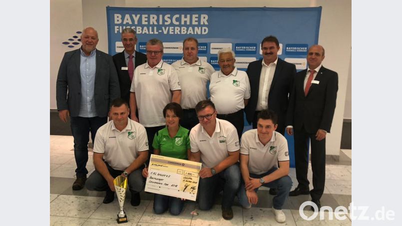 Der 1. FC Schlicht als Bezirkssieger vertrat die Oberpfalz beim Finale ein München würdig und Vorsitzender Stefan Weiß (vorne, Zweiter von rechts) konnte den Scheck in Höhe von 1000 Euro in Empfang nehmen. Bild: ct