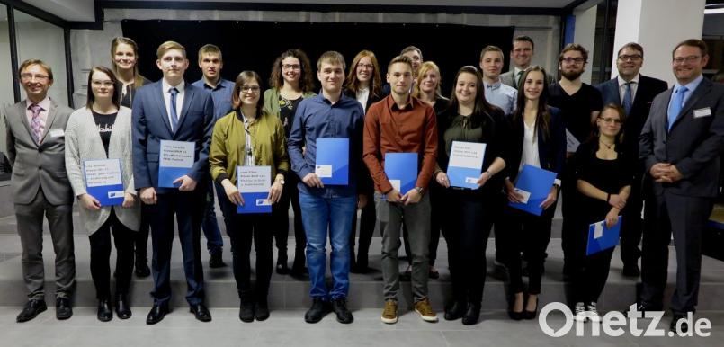 Stellvertretender Schulleiter Michael Völkl (rechts) und Studiendirektor Alois Meyer (links) zeichneten gemeinsam mit den Ehrengästen die besten Berufsschulabsolventen aus. Bild: Hirsch