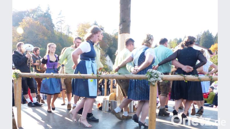 Bei der Kirwa in Pfaffenhofen strahlen die Kirwaleit mit der Sonne um die Wette. Bild: jp